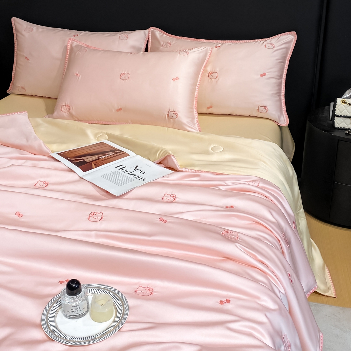 91家纺网 家纺一手货源 找家纺 如一 2026新款水洗冰丝刺绣三角针工艺夏被四件套 可美猫-粉米