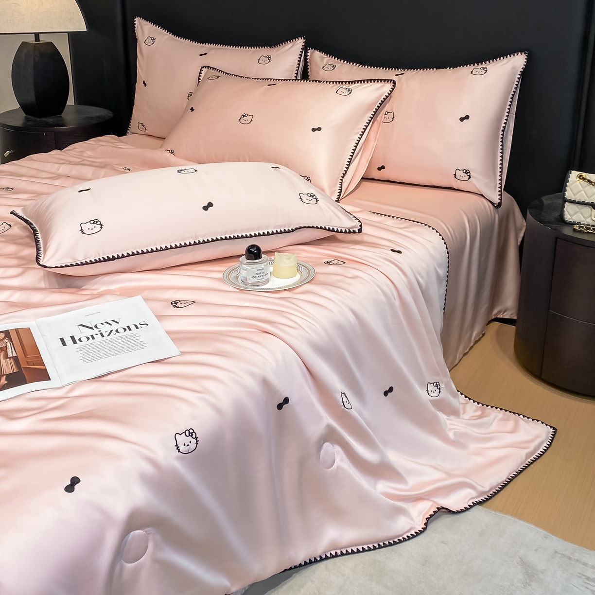 91家纺网 家纺一手货源 找家纺 如一 2026新款水洗冰丝刺绣三角针工艺夏被四件套 可美猫-粉黑