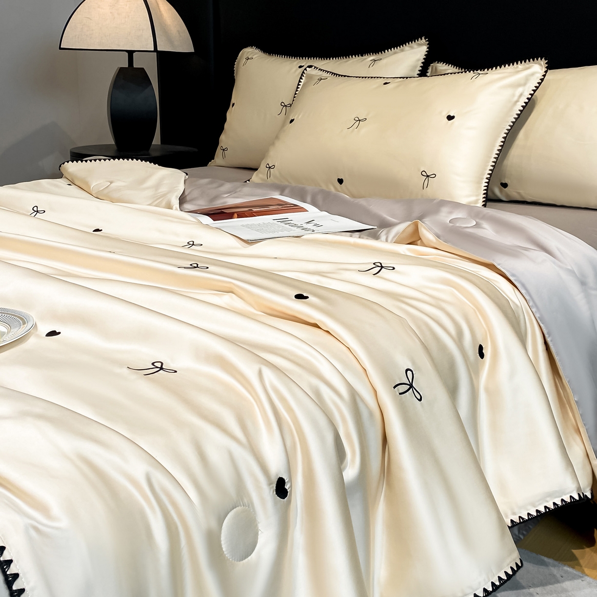 91家纺网 家纺一手货源 找家纺 如一 2026新款水洗冰丝刺绣三角针工艺夏被四件套 爱心结-杏灰