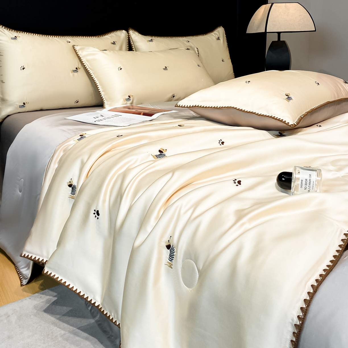 91家纺网 家纺一手货源 找家纺 如一 2026新款水洗冰丝刺绣三角针工艺夏被四件套 腊肠犬-杏灰