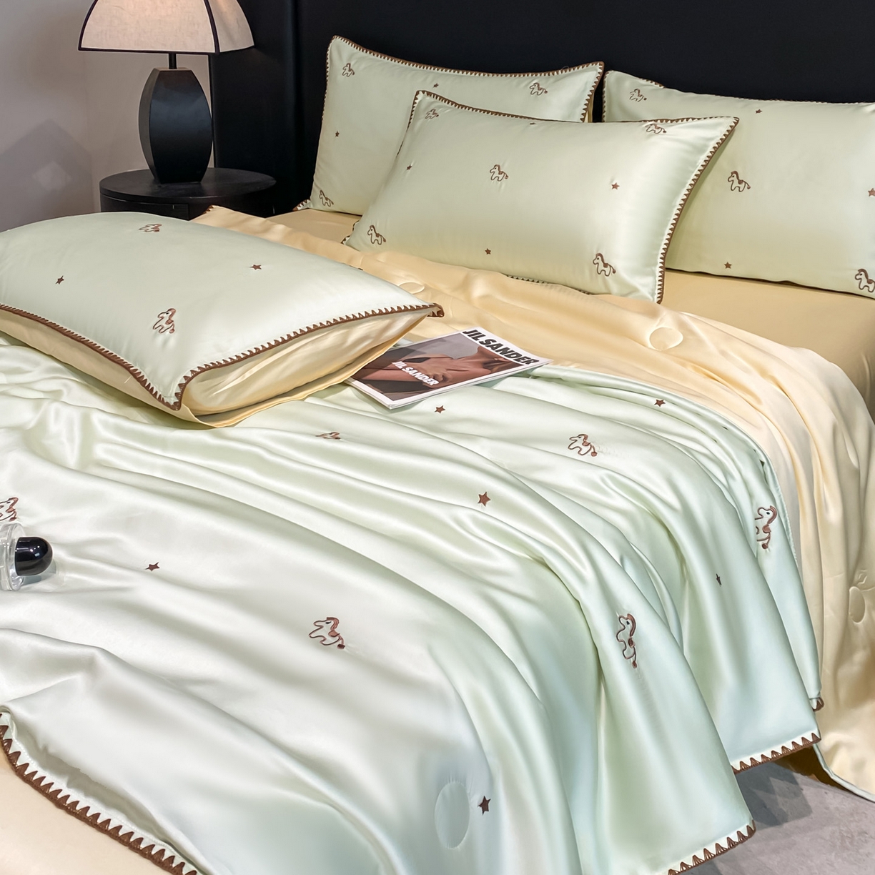 91家纺网 家纺一手货源 找家纺 如一 2026新款水洗冰丝刺绣三角针工艺夏被四件套 小马驹-绿米