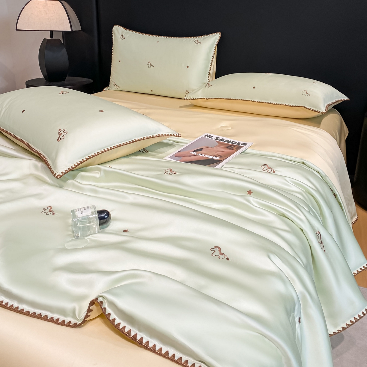 91家纺网 家纺一手货源 找家纺 如一 2026新款水洗冰丝刺绣三角针工艺夏被四件套 小马驹-绿米