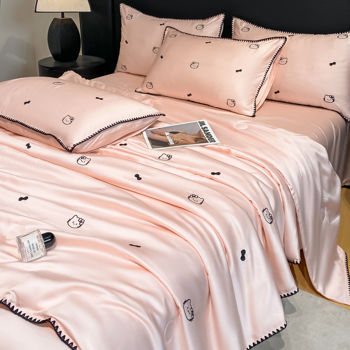 91家纺网 家纺一手货源 找家纺 如一 2026新款水洗冰丝刺绣三角针工艺夏被四件套 可美猫-粉黑