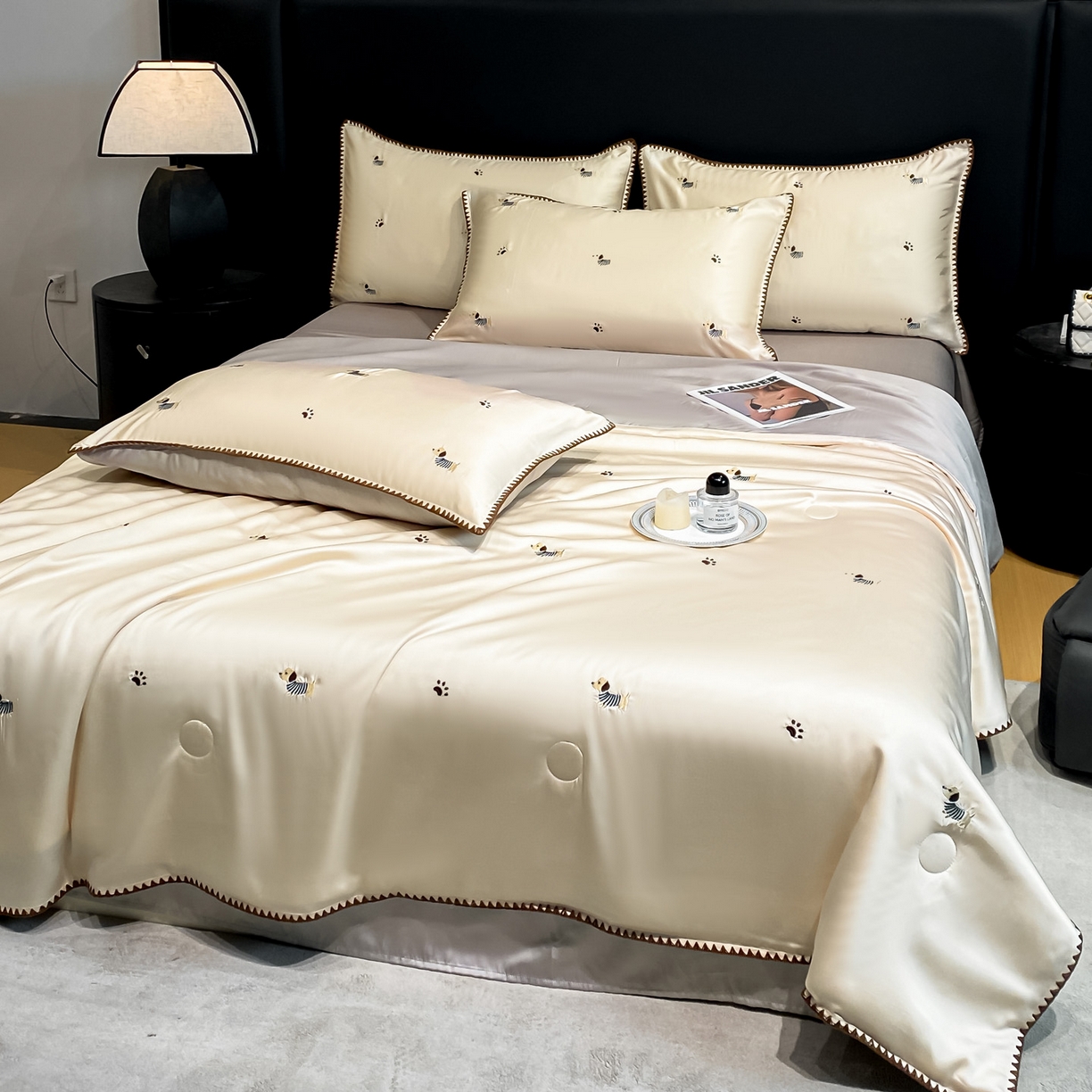 91家纺网 家纺一手货源 找家纺 如一 2026新款水洗冰丝刺绣三角针工艺夏被四件套 腊肠犬-杏灰