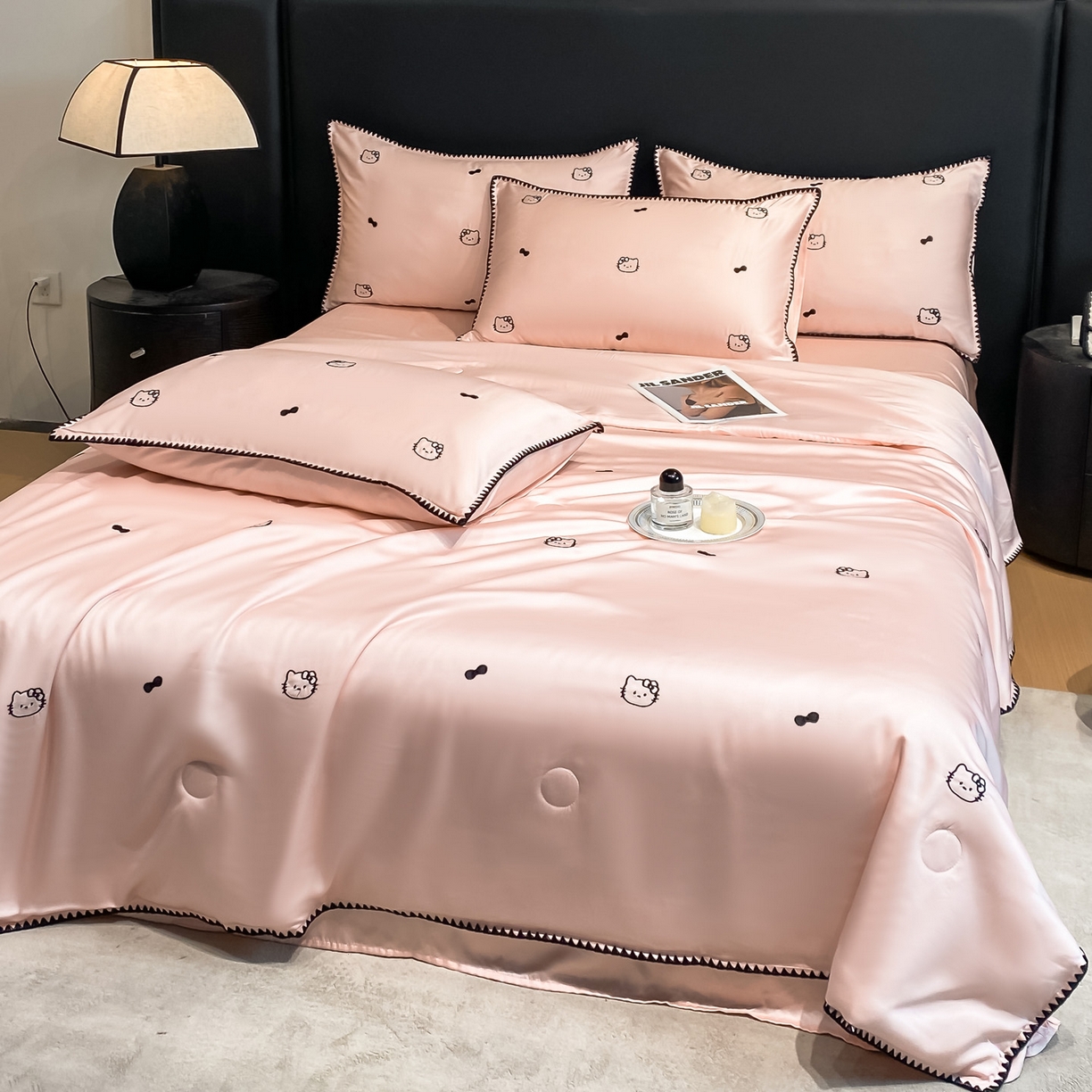 91家纺网 家纺一手货源 找家纺 如一 2026新款水洗冰丝刺绣三角针工艺夏被四件套 可美猫-粉黑