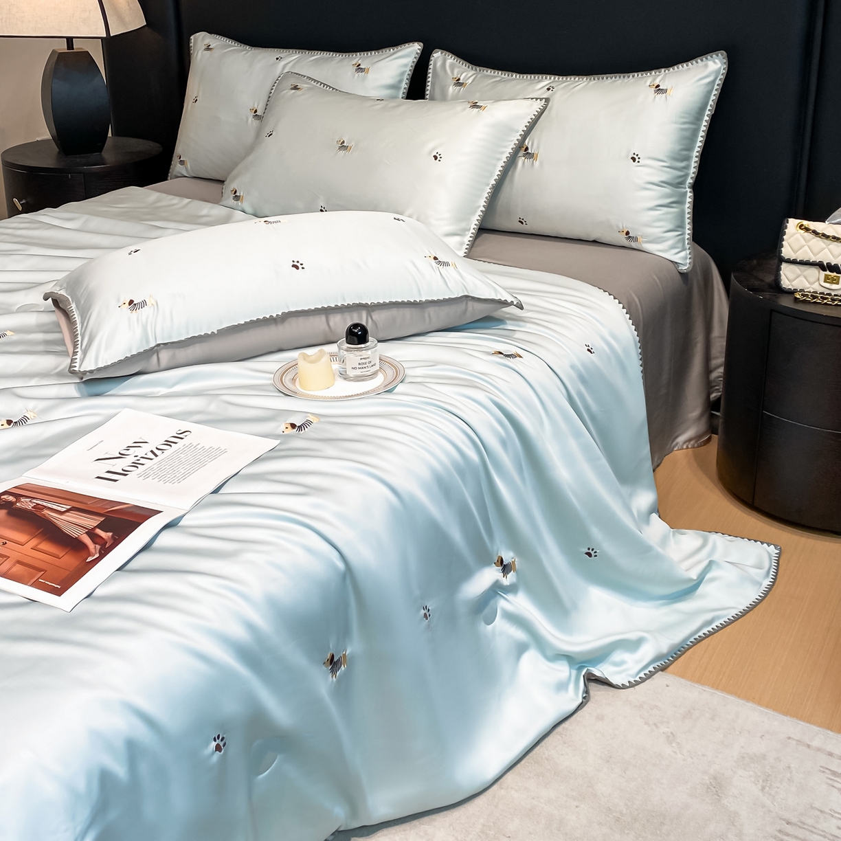 91家纺网 家纺一手货源 找家纺 如一 2026新款水洗冰丝刺绣三角针工艺夏被四件套 腊肠犬-蓝灰