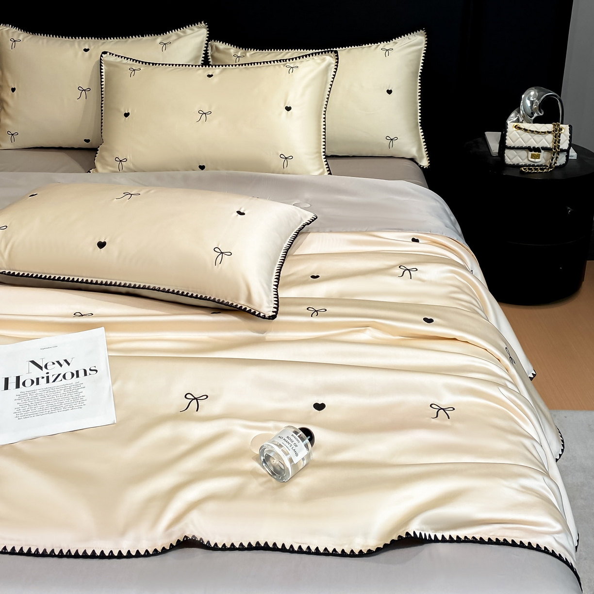 91家纺网 家纺一手货源 找家纺 如一 2026新款水洗冰丝刺绣三角针工艺夏被四件套 爱心结-杏灰