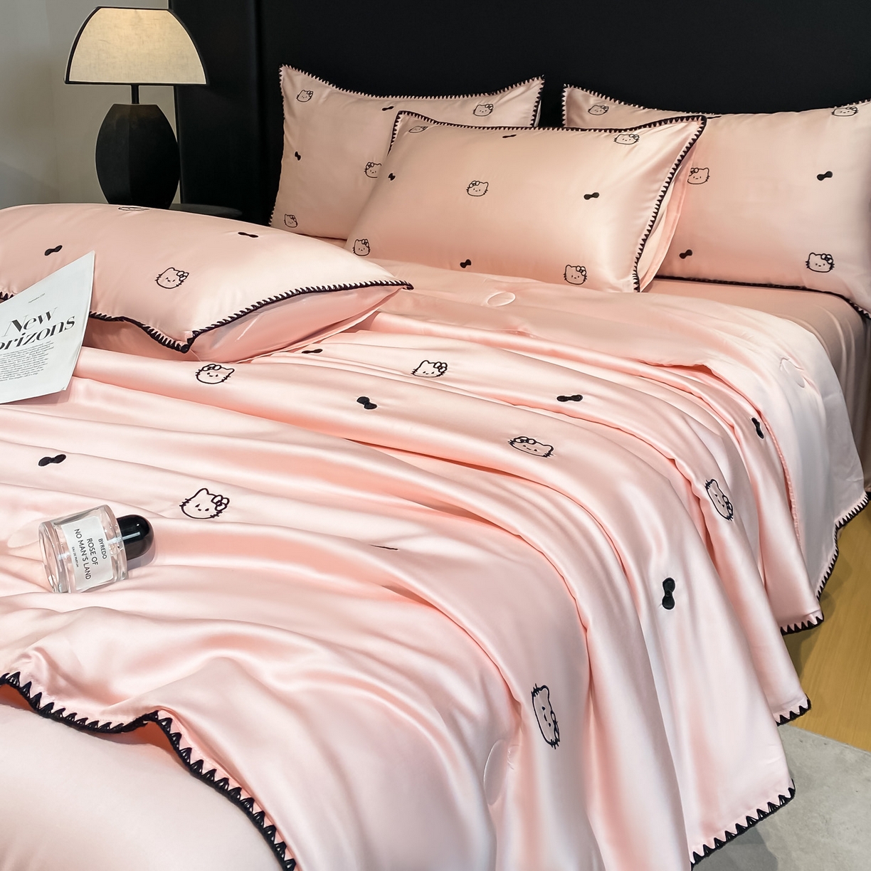 91家纺网 家纺一手货源 找家纺 如一 2026新款水洗冰丝刺绣三角针工艺夏被四件套 可美猫-粉黑