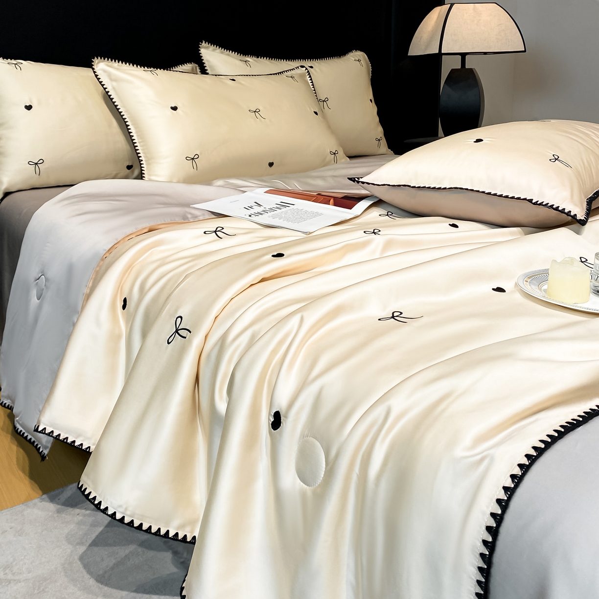 91家纺网 家纺一手货源 找家纺 如一 2026新款水洗冰丝刺绣三角针工艺夏被四件套 爱心结-杏灰