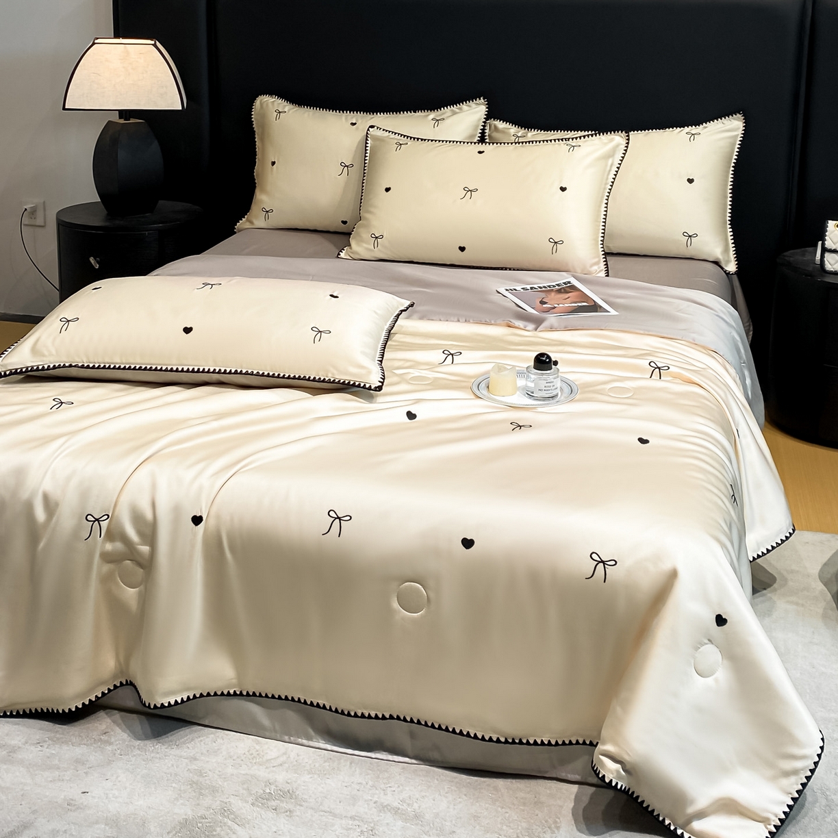 91家纺网 家纺一手货源 找家纺 如一 2026新款水洗冰丝刺绣三角针工艺夏被四件套 爱心结-杏灰