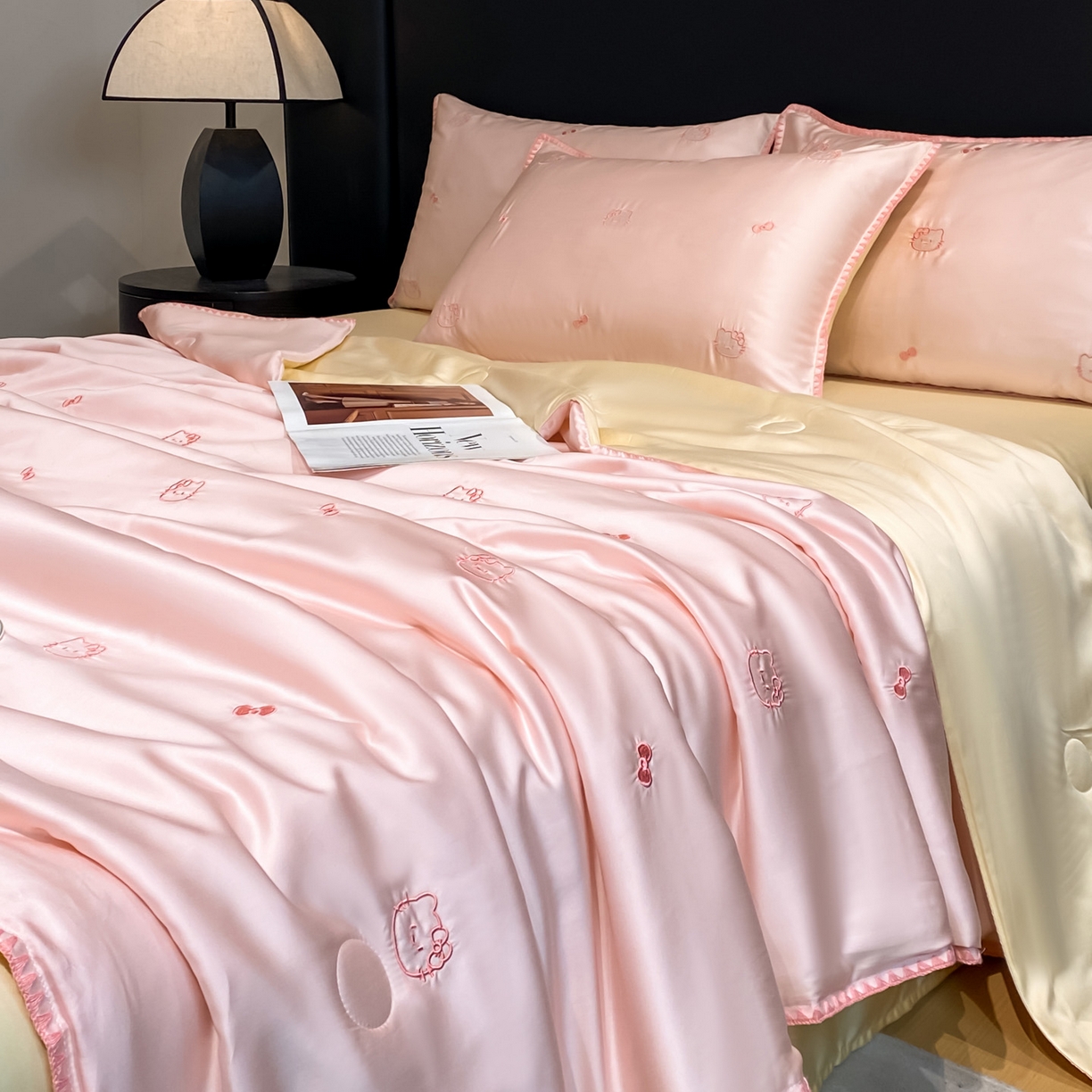 91家纺网 家纺一手货源 找家纺 如一 2026新款水洗冰丝刺绣三角针工艺夏被四件套 可美猫-粉米