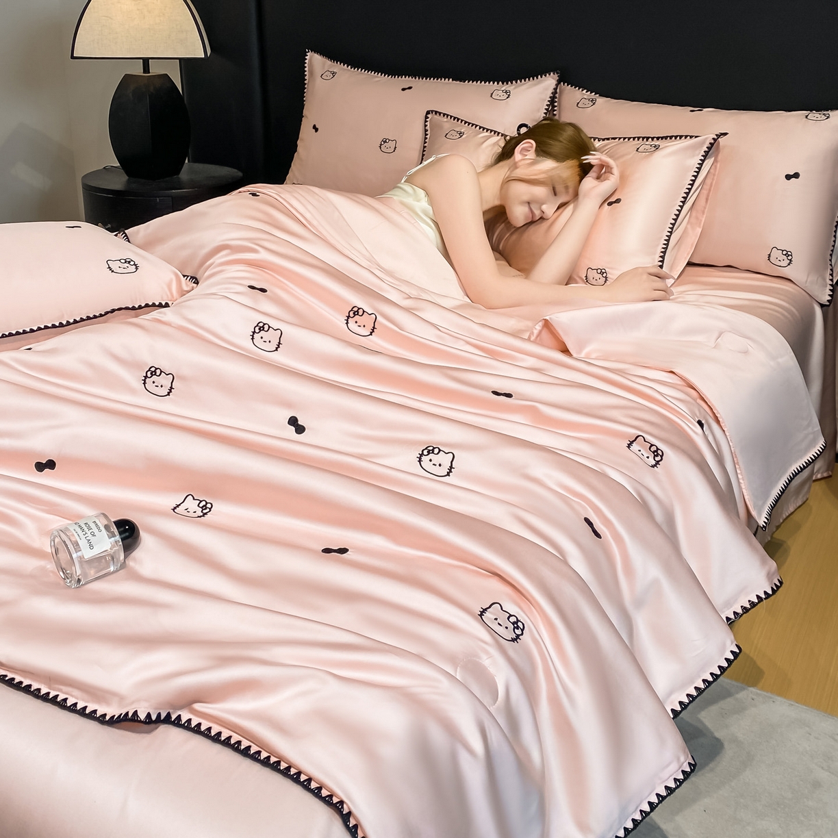 如一 2026新款水洗冰丝刺绣三角针工艺夏被四件套 可美猫-粉黑