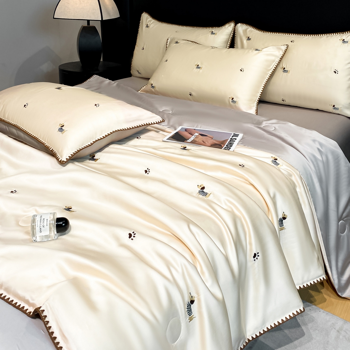 91家纺网 家纺一手货源 找家纺 如一 2026新款水洗冰丝刺绣三角针工艺夏被四件套 腊肠犬-杏灰