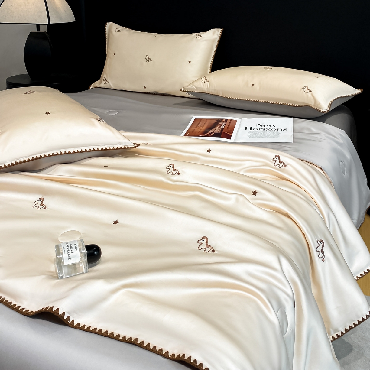 91家纺网 家纺一手货源 找家纺 如一 2026新款水洗冰丝刺绣三角针工艺夏被四件套 小马驹-杏灰