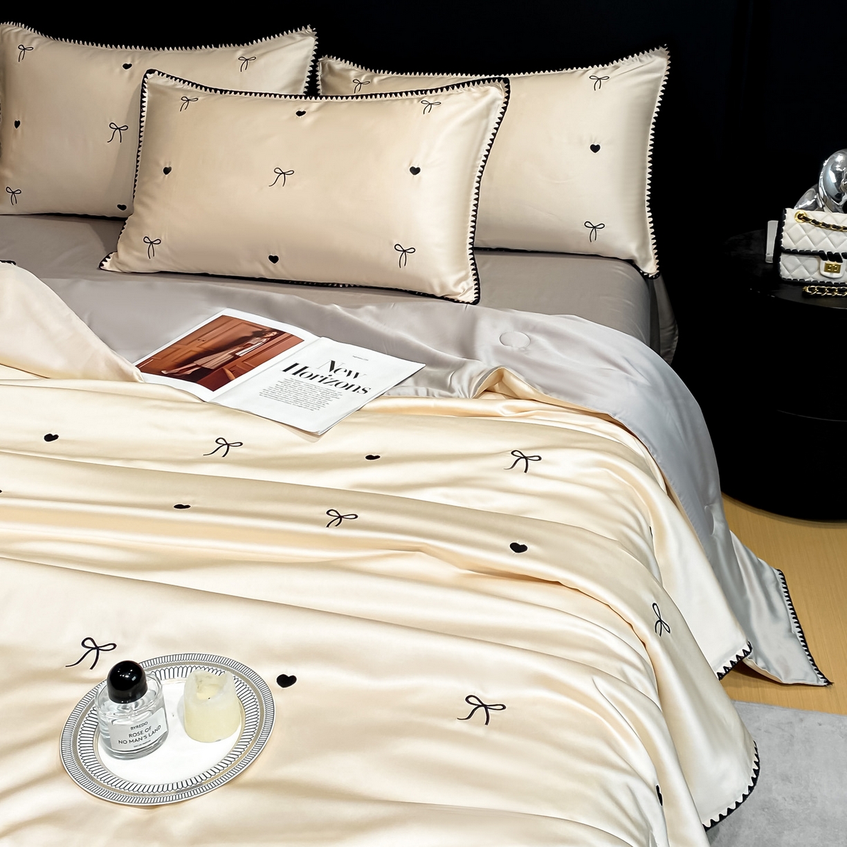 91家纺网 家纺一手货源 找家纺 如一 2026新款水洗冰丝刺绣三角针工艺夏被四件套 爱心结-杏灰