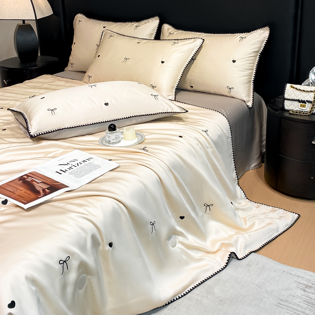 91家纺网 家纺一手货源 找家纺 如一 2026新款水洗冰丝刺绣三角针工艺夏被四件套 爱心结-杏灰