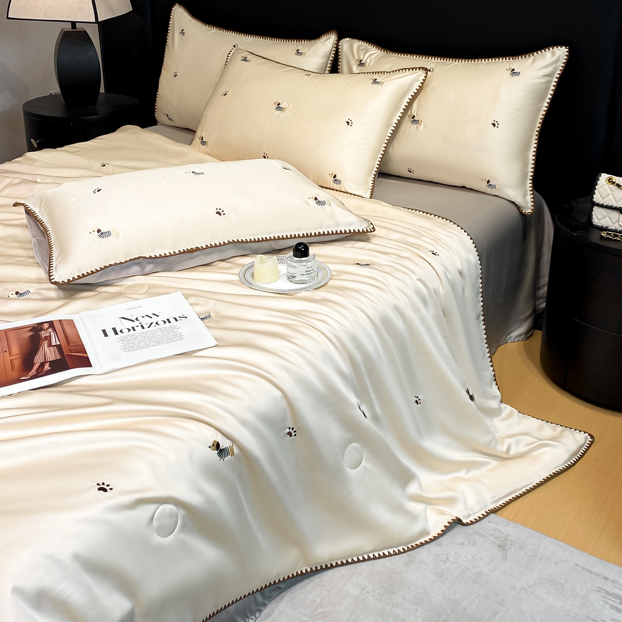 91家纺网 家纺一手货源 找家纺 如一 2026新款水洗冰丝刺绣三角针工艺夏被四件套 腊肠犬-杏灰