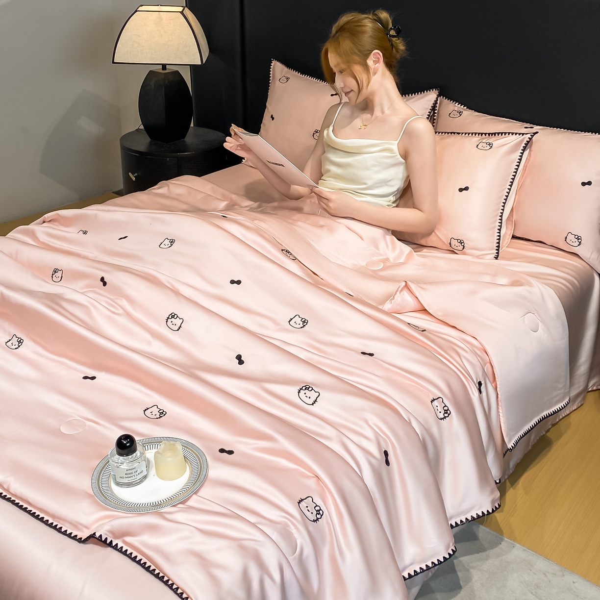 91家纺网 家纺一手货源 找家纺 如一 2026新款水洗冰丝刺绣三角针工艺夏被四件套 可美猫-粉黑