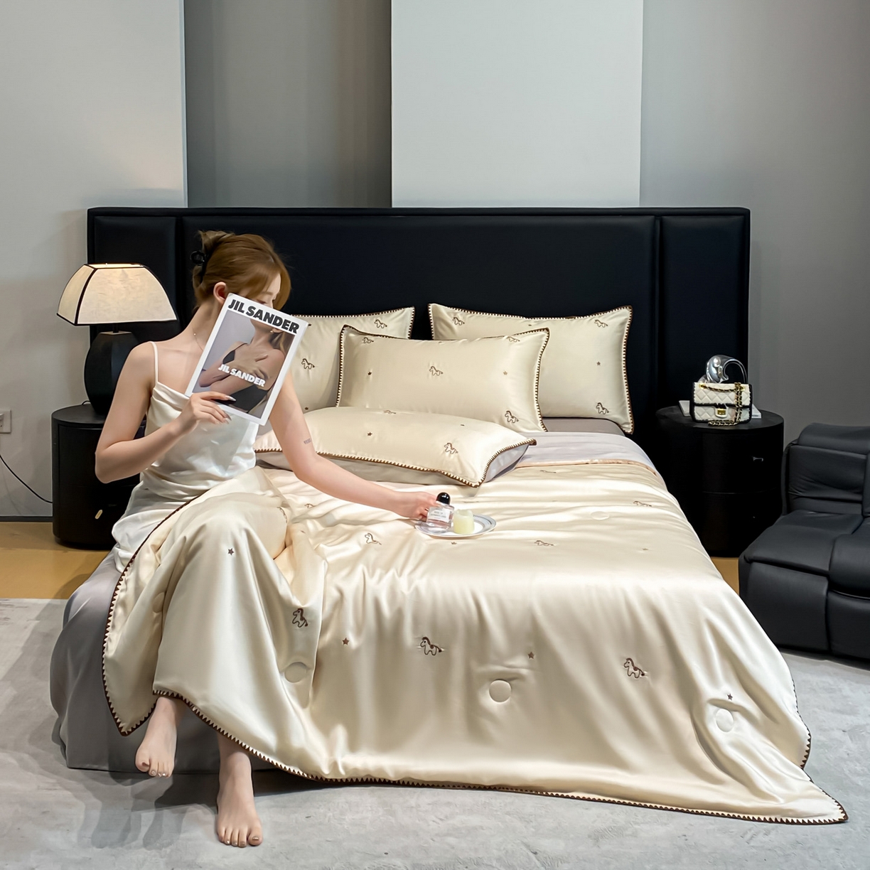 91家纺网 家纺一手货源 找家纺 如一 2026新款水洗冰丝刺绣三角针工艺夏被四件套 小马驹-杏灰