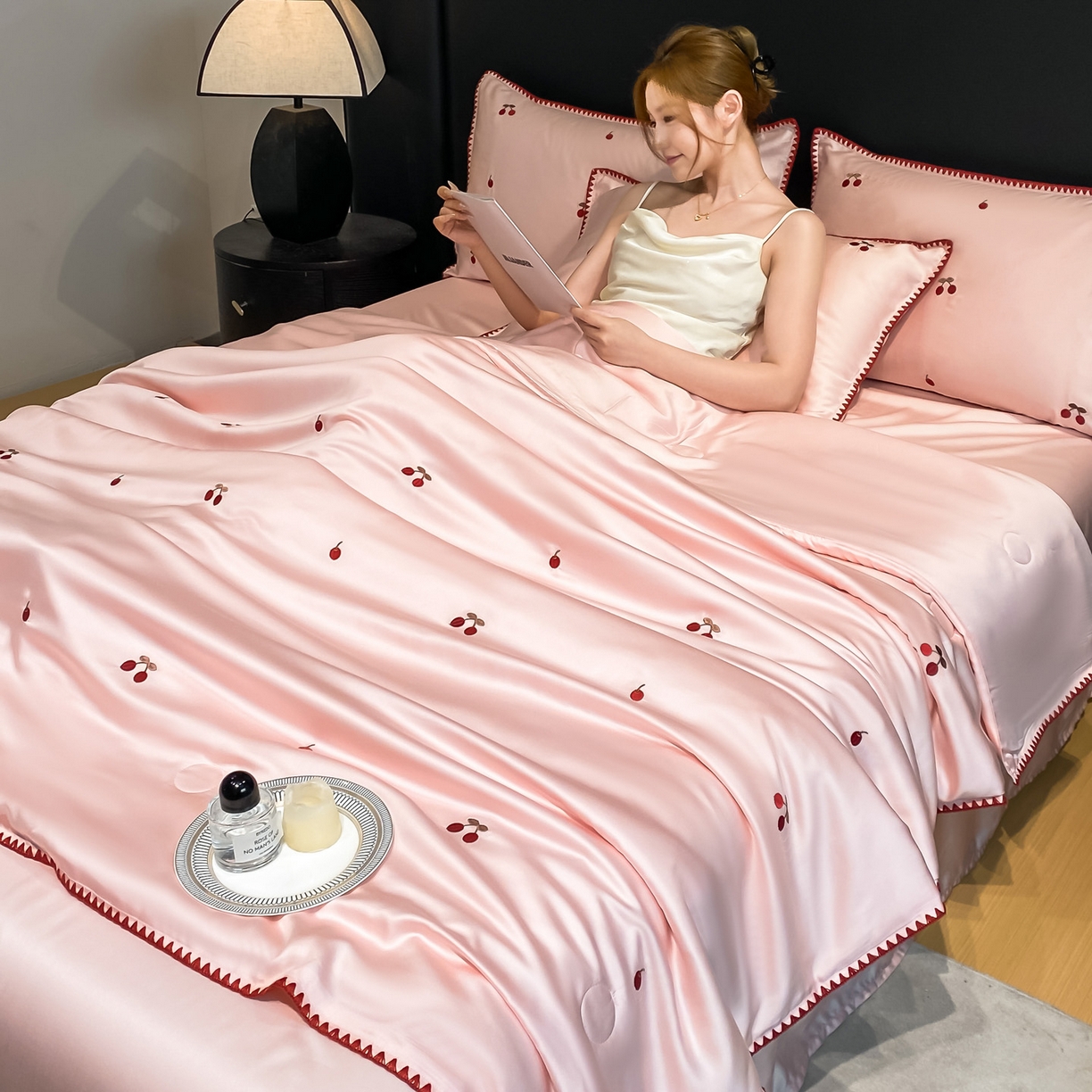 91家纺网 家纺一手货源 找家纺 如一 2026新款水洗冰丝刺绣三角针工艺夏被四件套 甜荔枝-粉红