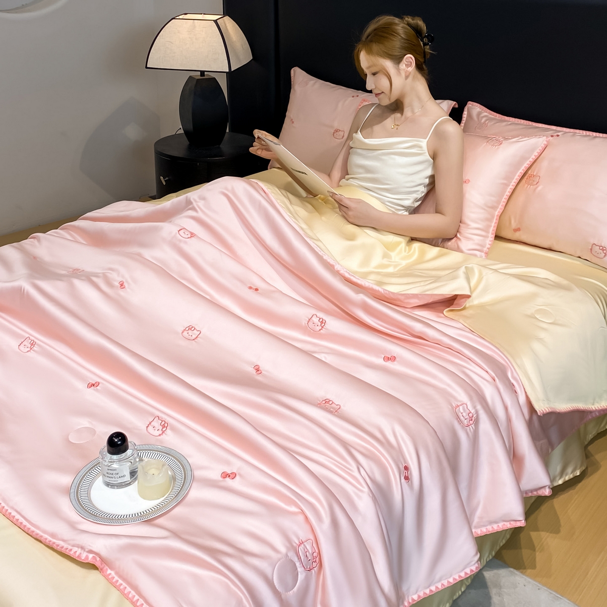 91家纺网 家纺一手货源 找家纺 如一 2026新款水洗冰丝刺绣三角针工艺夏被四件套 可美猫-粉米