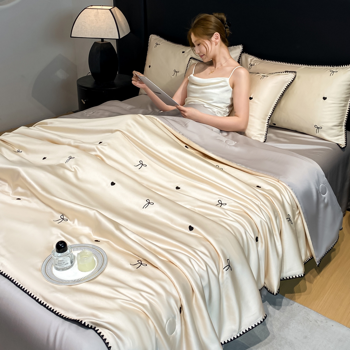 91家纺网 家纺一手货源 找家纺 如一 2026新款水洗冰丝刺绣三角针工艺夏被四件套 爱心结-杏灰