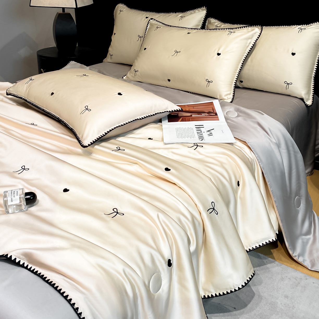 91家纺网 家纺一手货源 找家纺 如一 2026新款水洗冰丝刺绣三角针工艺夏被四件套 爱心结-杏灰