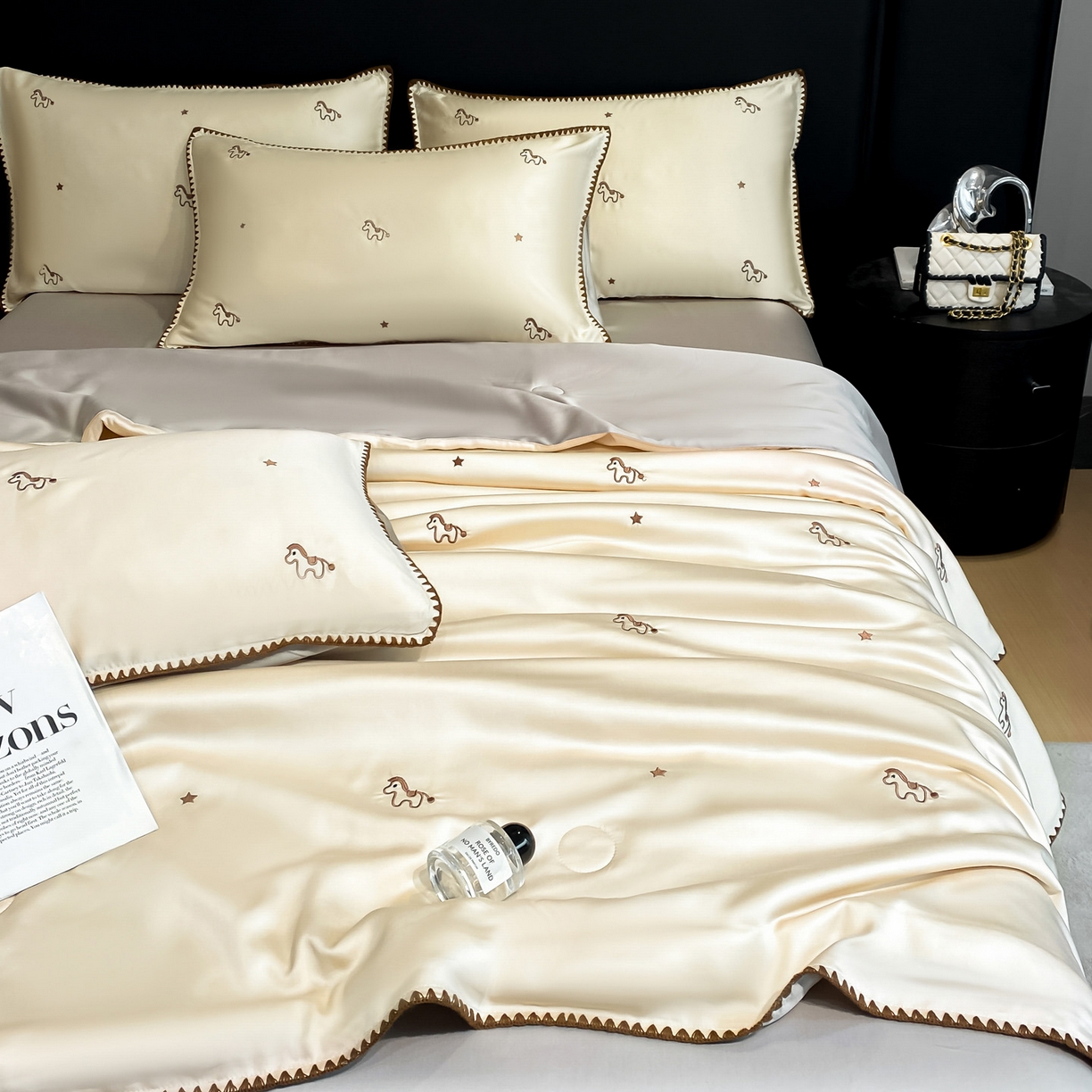 91家纺网 家纺一手货源 找家纺 如一 2026新款水洗冰丝刺绣三角针工艺夏被四件套 小马驹-杏灰