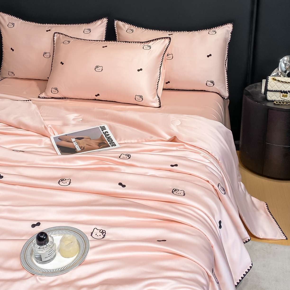 91家纺网 家纺一手货源 找家纺 如一 2026新款水洗冰丝刺绣三角针工艺夏被四件套 可美猫-粉黑