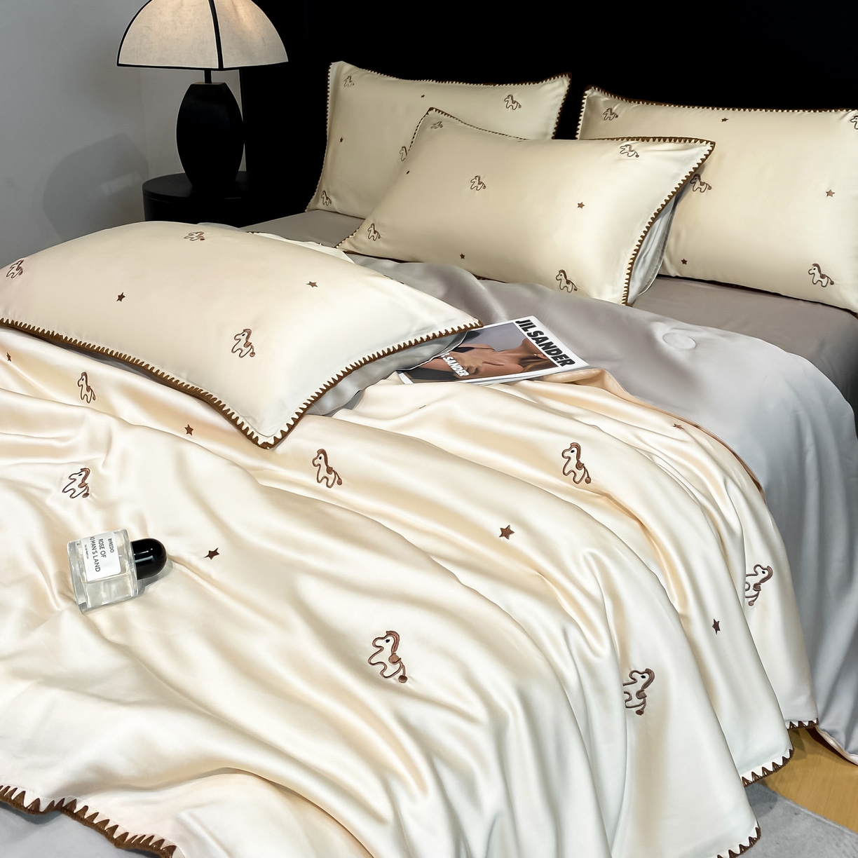 91家纺网 家纺一手货源 找家纺 如一 2026新款水洗冰丝刺绣三角针工艺夏被四件套 小马驹-杏灰