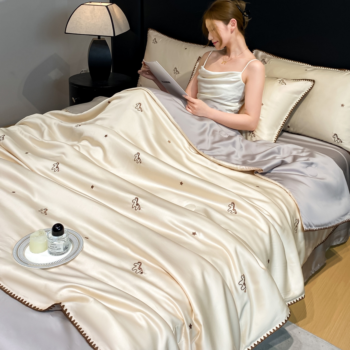 91家纺网 家纺一手货源 找家纺 如一 2026新款水洗冰丝刺绣三角针工艺夏被四件套 小马驹-杏灰