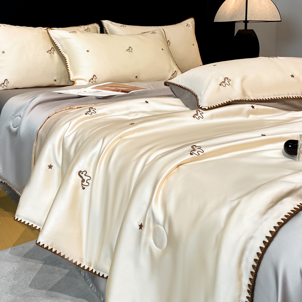 91家纺网 家纺一手货源 找家纺 如一 2026新款水洗冰丝刺绣三角针工艺夏被四件套 小马驹-杏灰