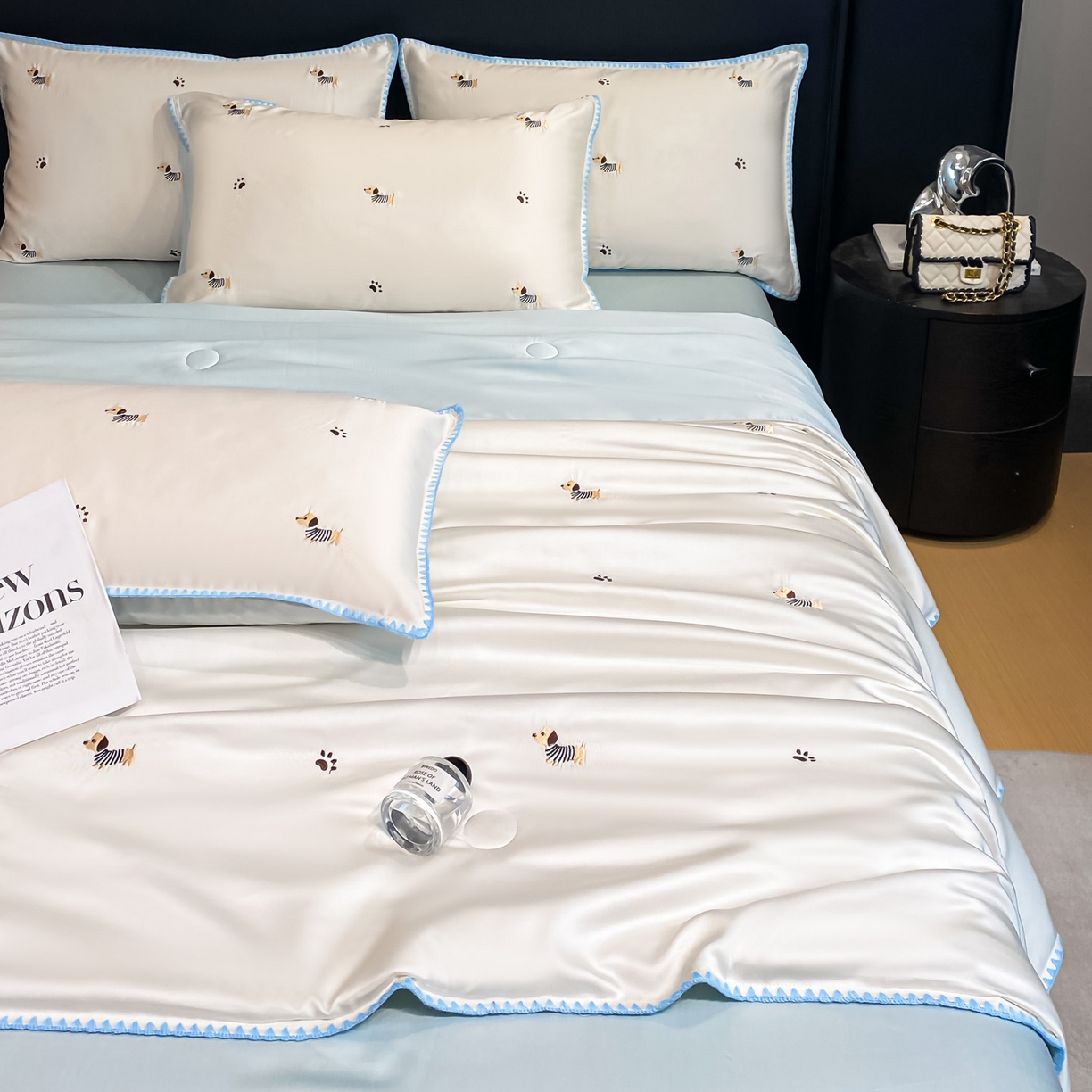 91家纺网 家纺一手货源 找家纺 如一 2026新款水洗冰丝刺绣三角针工艺夏被四件套 腊肠犬-白蓝