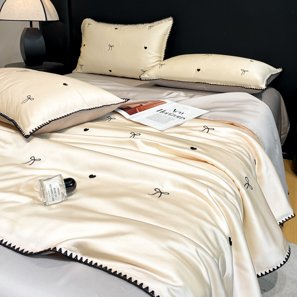 91家纺网 家纺一手货源 找家纺 如一 2026新款水洗冰丝刺绣三角针工艺夏被四件套 爱心结-杏灰