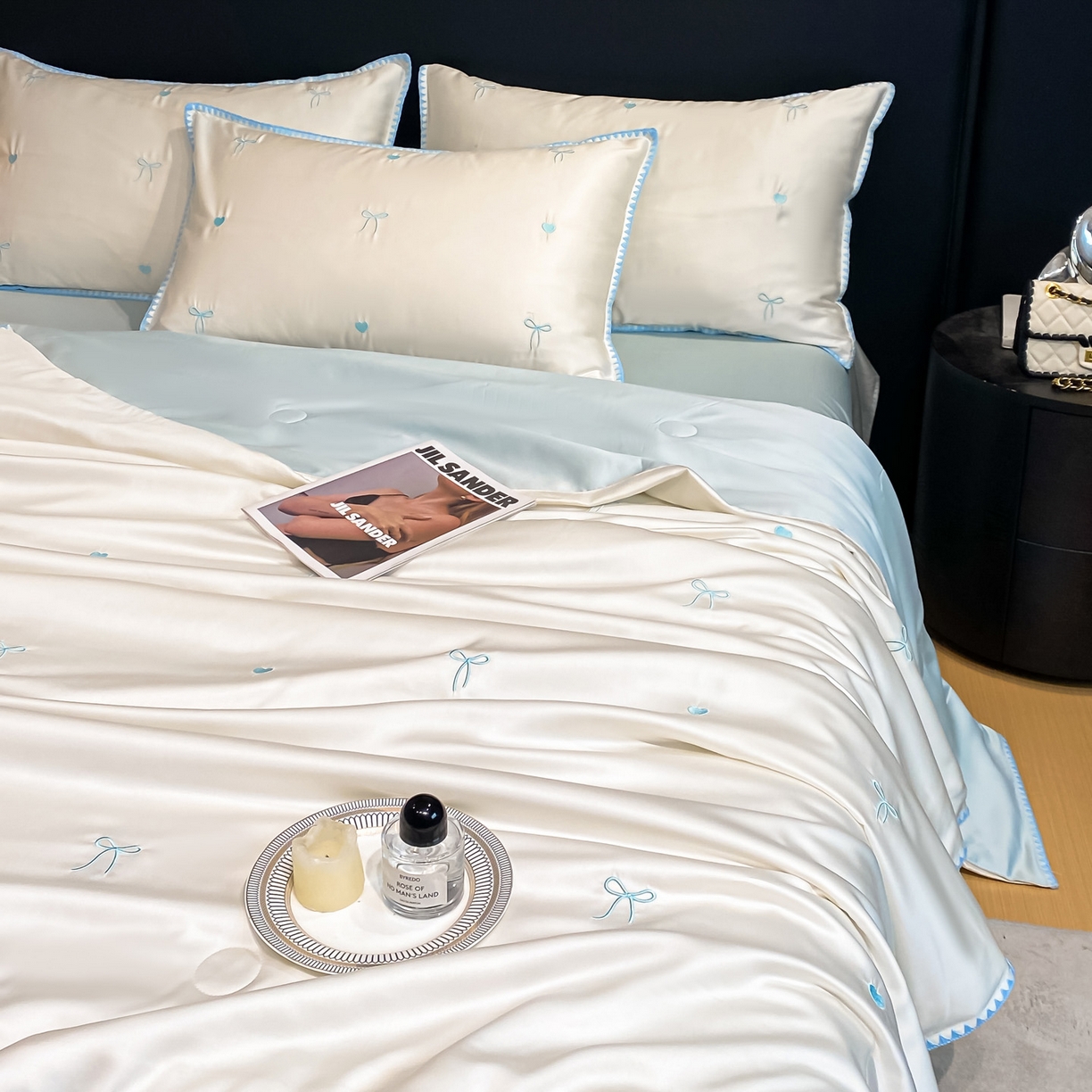 91家纺网 家纺一手货源 找家纺 如一 2026新款水洗冰丝刺绣三角针工艺夏被四件套 爱心结-白蓝