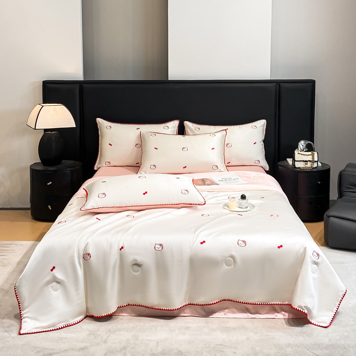 91家纺网 家纺一手货源 找家纺 如一 2026新款水洗冰丝刺绣三角针工艺夏被四件套 可美猫-白粉