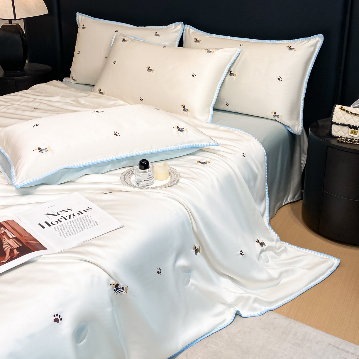 91家纺网 家纺一手货源 找家纺 如一 2026新款水洗冰丝刺绣三角针工艺夏被四件套 腊肠犬-白蓝