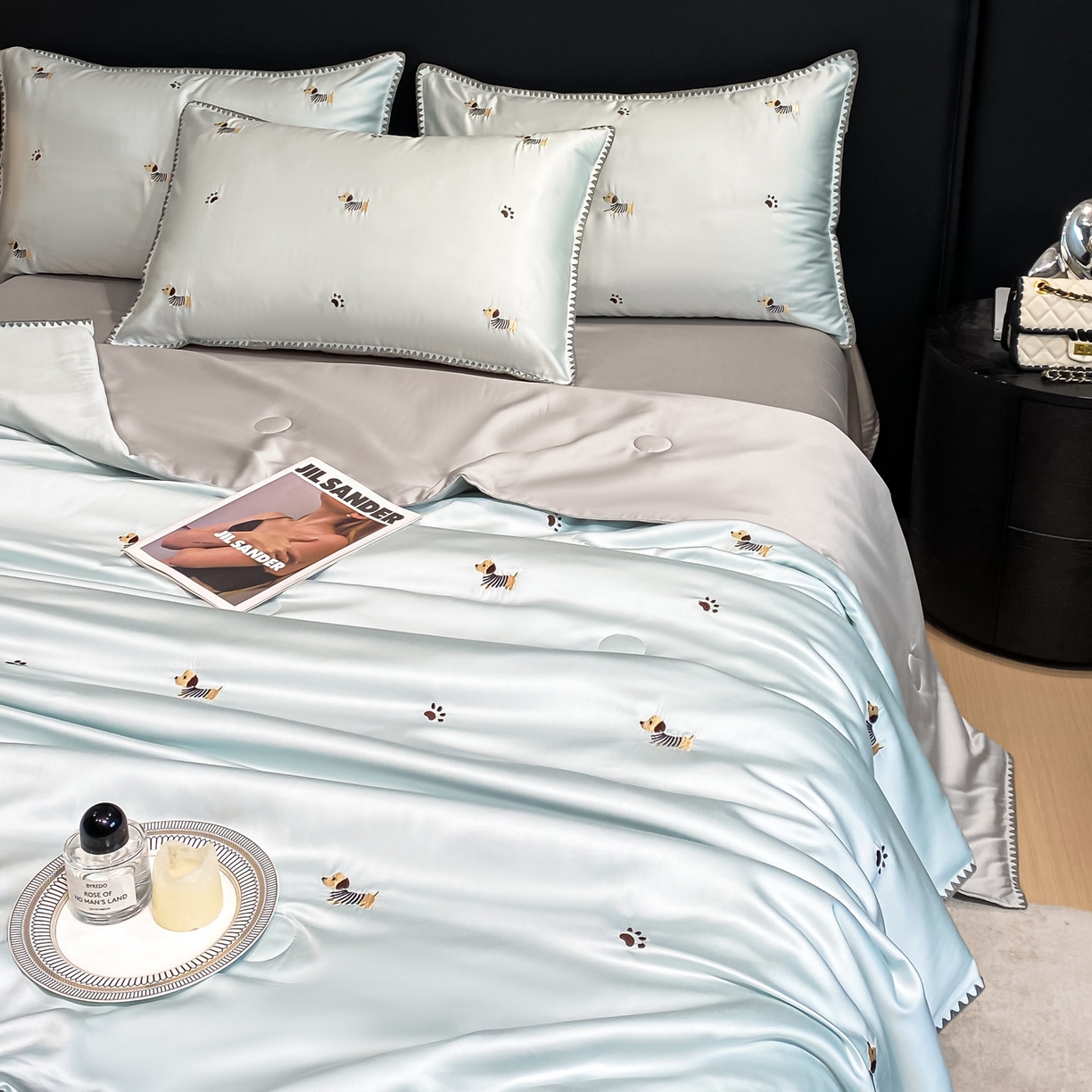 91家纺网 家纺一手货源 找家纺 如一 2026新款水洗冰丝刺绣三角针工艺夏被四件套 腊肠犬-蓝灰