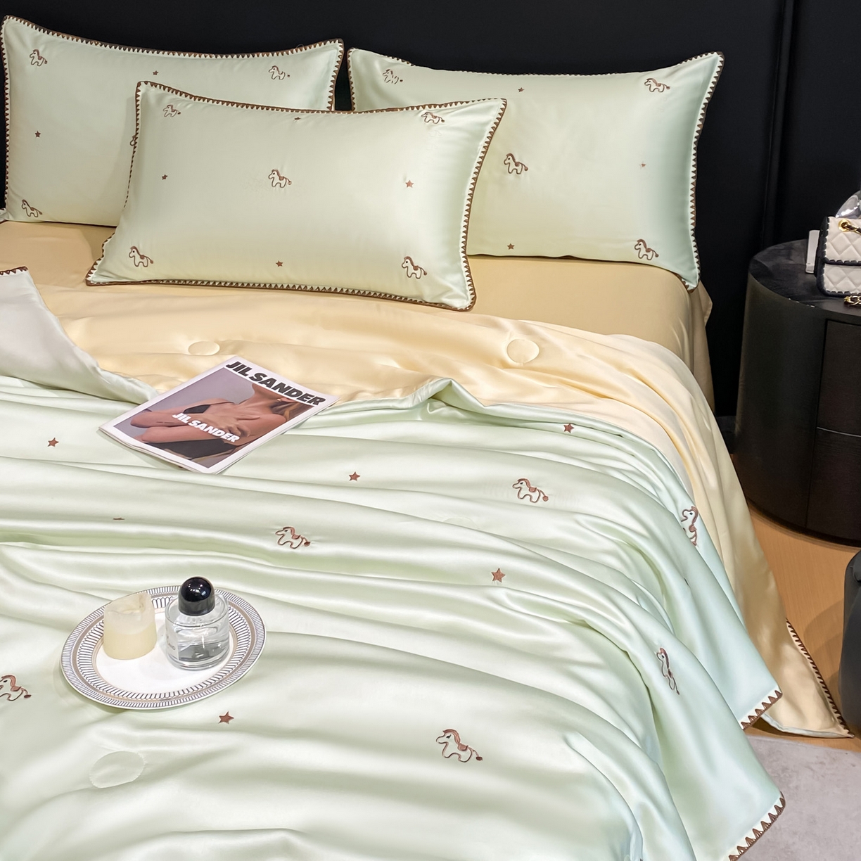 91家纺网 家纺一手货源 找家纺 如一 2026新款水洗冰丝刺绣三角针工艺夏被四件套 小马驹-绿米