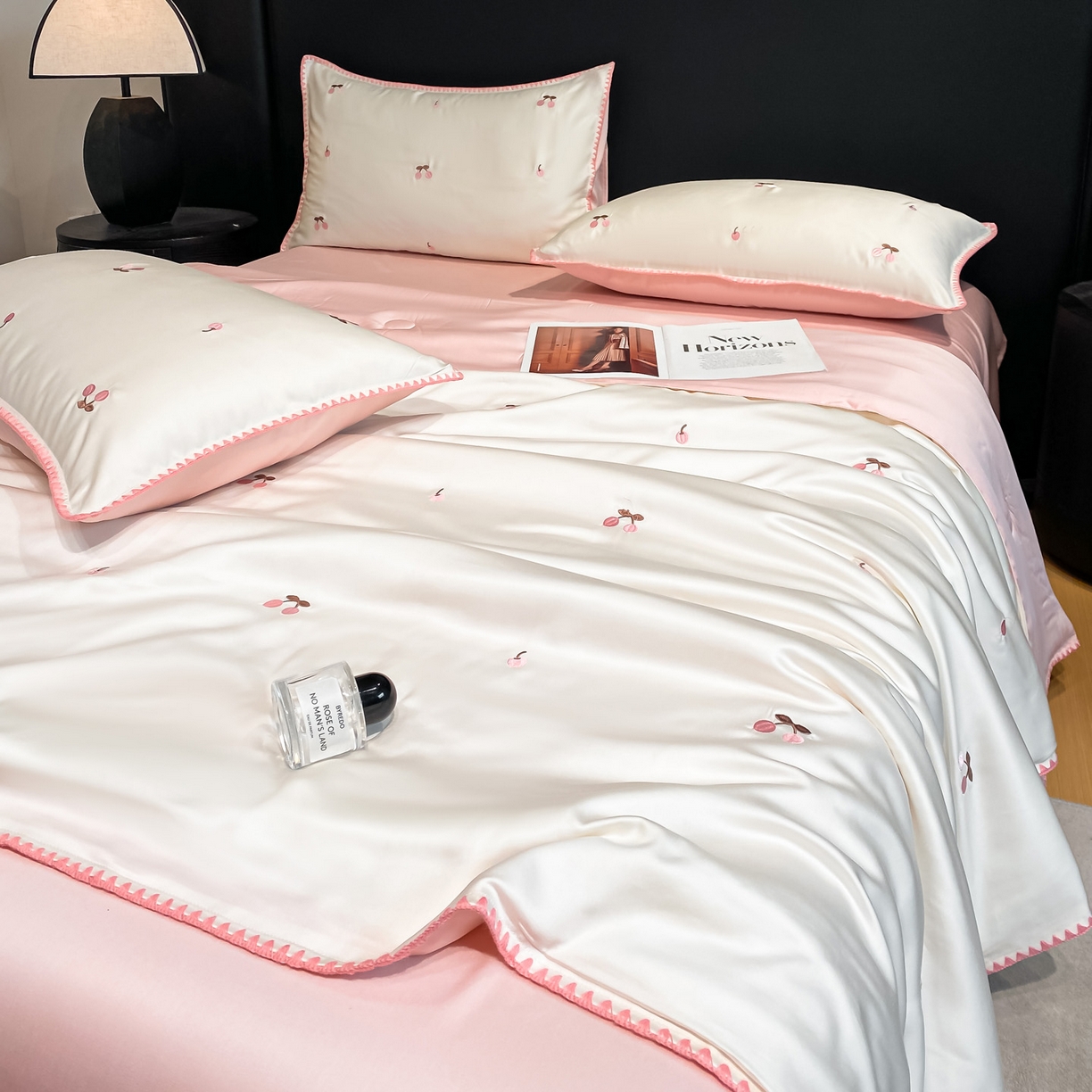 91家纺网 家纺一手货源 找家纺 如一 2026新款水洗冰丝刺绣三角针工艺夏被四件套 甜荔枝-白粉