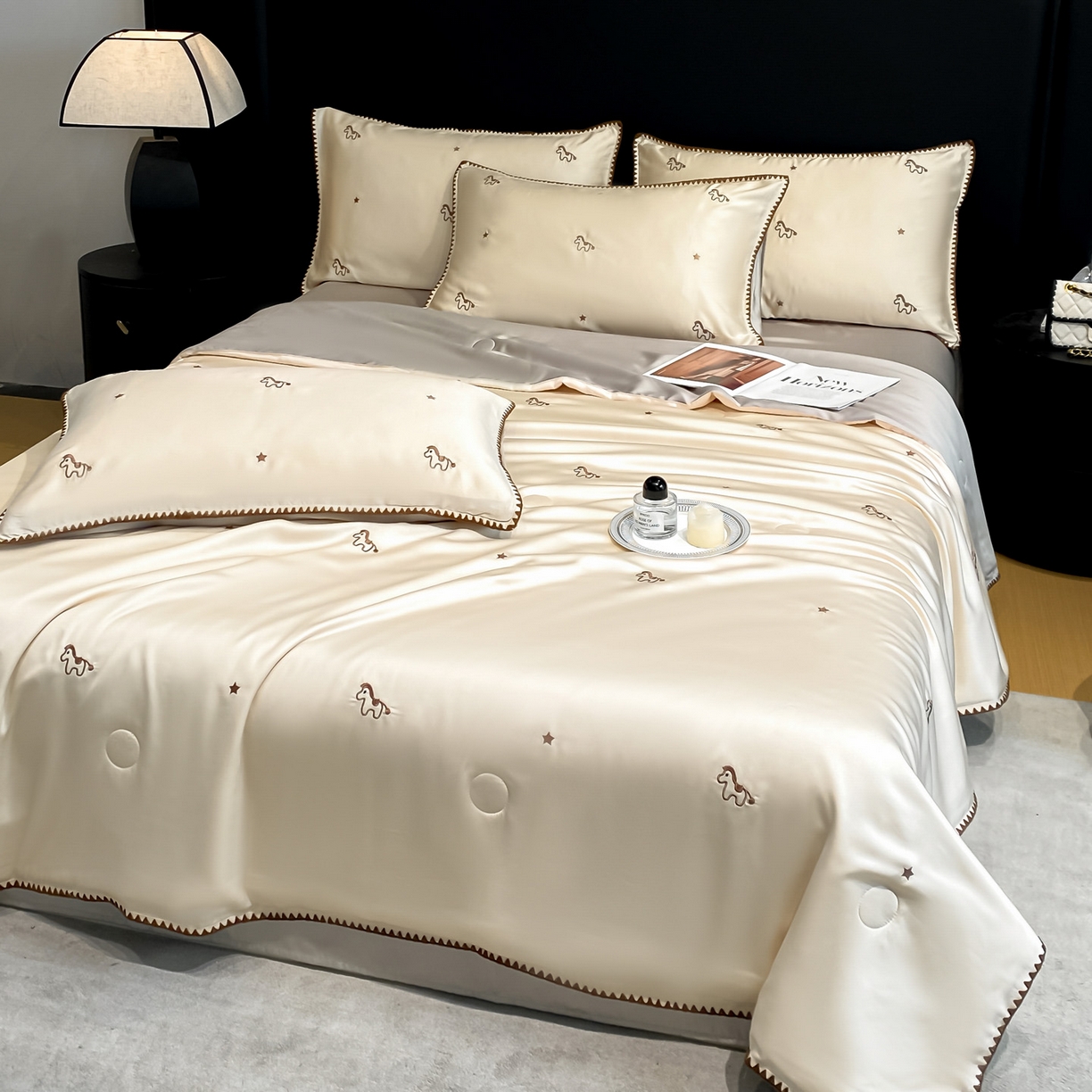 91家纺网 家纺一手货源 找家纺 如一 2026新款水洗冰丝刺绣三角针工艺夏被四件套 小马驹-杏灰