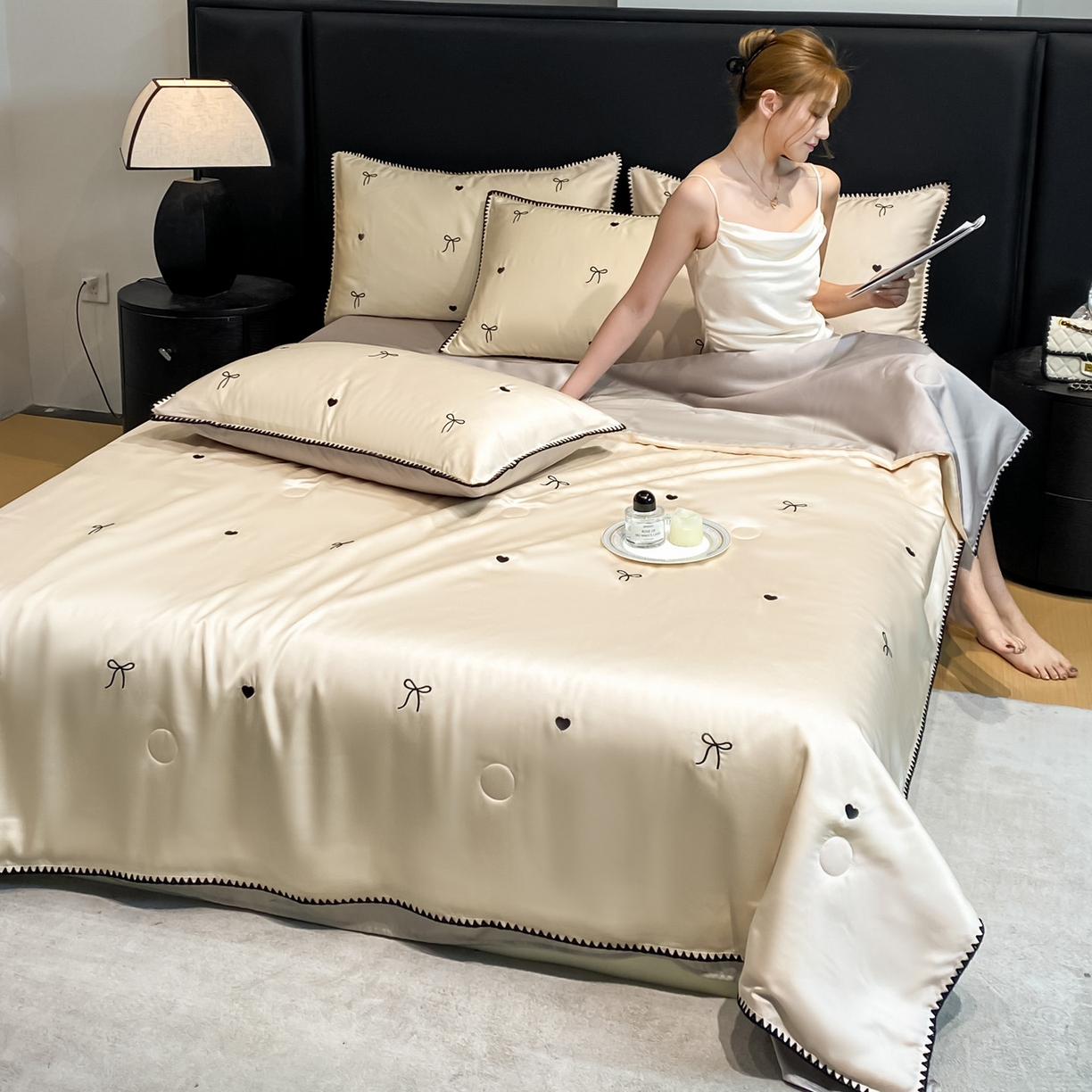 91家纺网 家纺一手货源 找家纺 如一 2026新款水洗冰丝刺绣三角针工艺夏被四件套 爱心结-杏灰