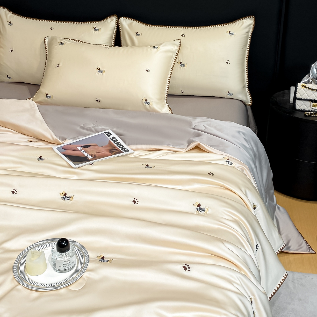 91家纺网 家纺一手货源 找家纺 如一 2026新款水洗冰丝刺绣三角针工艺夏被四件套 腊肠犬-杏灰