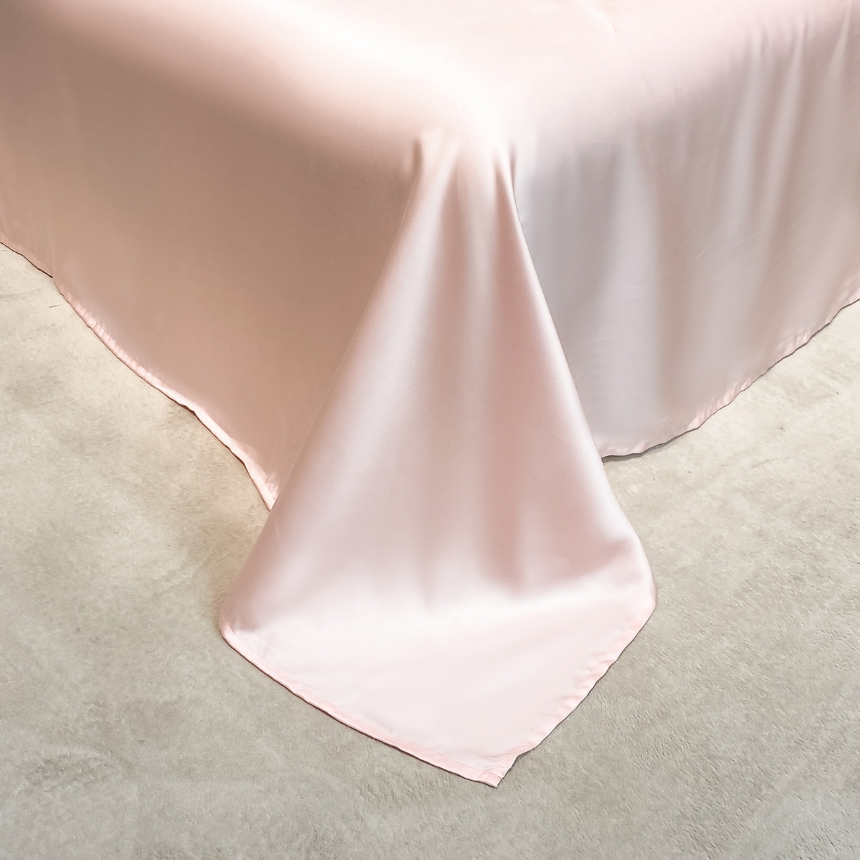 91家纺网 家纺一手货源 找家纺 如一 2026新款水洗冰丝刺绣三角针工艺夏被四件套 可美猫-白粉