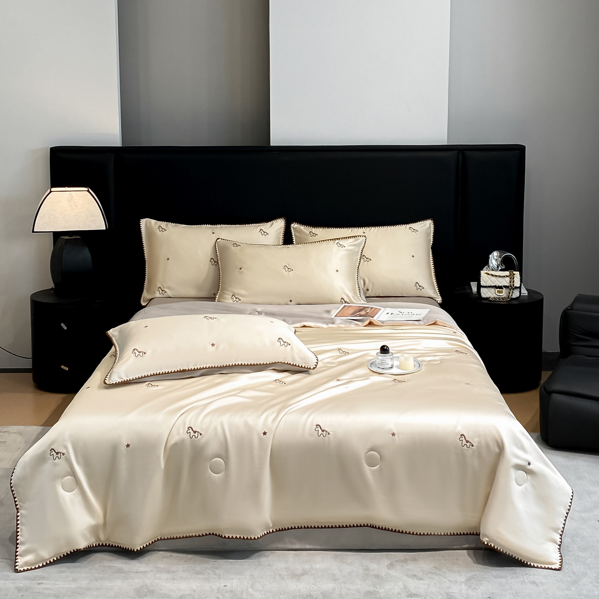 91家纺网 家纺一手货源 找家纺 如一 2026新款水洗冰丝刺绣三角针工艺夏被四件套 小马驹-杏灰