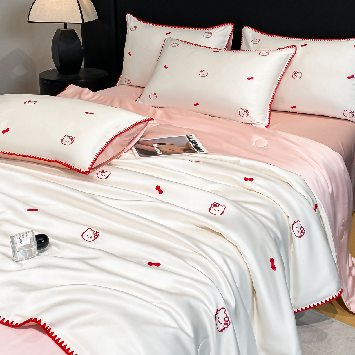 91家纺网 家纺一手货源 找家纺 如一 2026新款水洗冰丝刺绣三角针工艺夏被四件套 可美猫-白粉