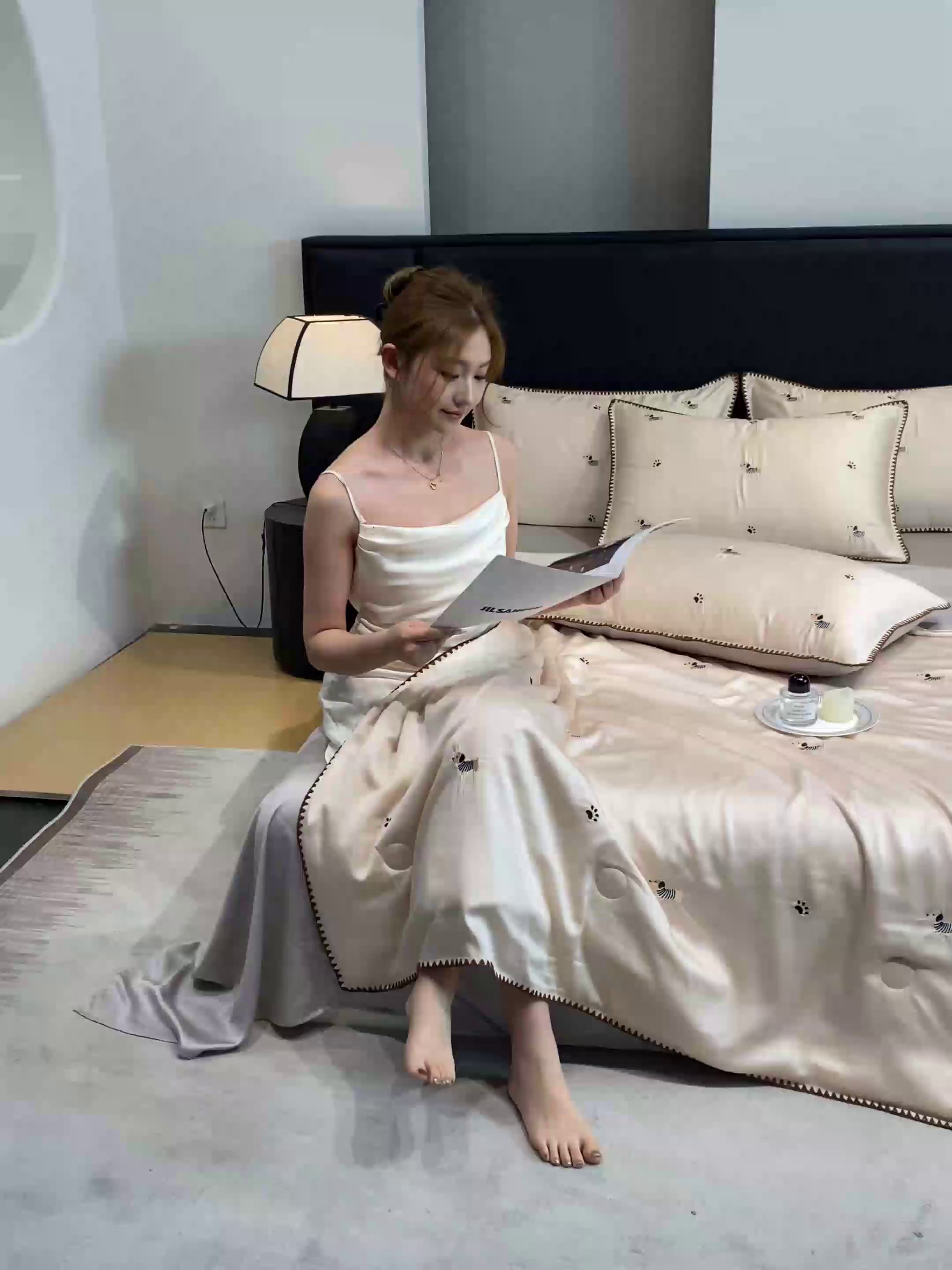 91家纺网 家纺一手货源 找家纺 如一 2026新款水洗冰丝刺绣三角针工艺夏被四件套 腊肠犬-杏灰