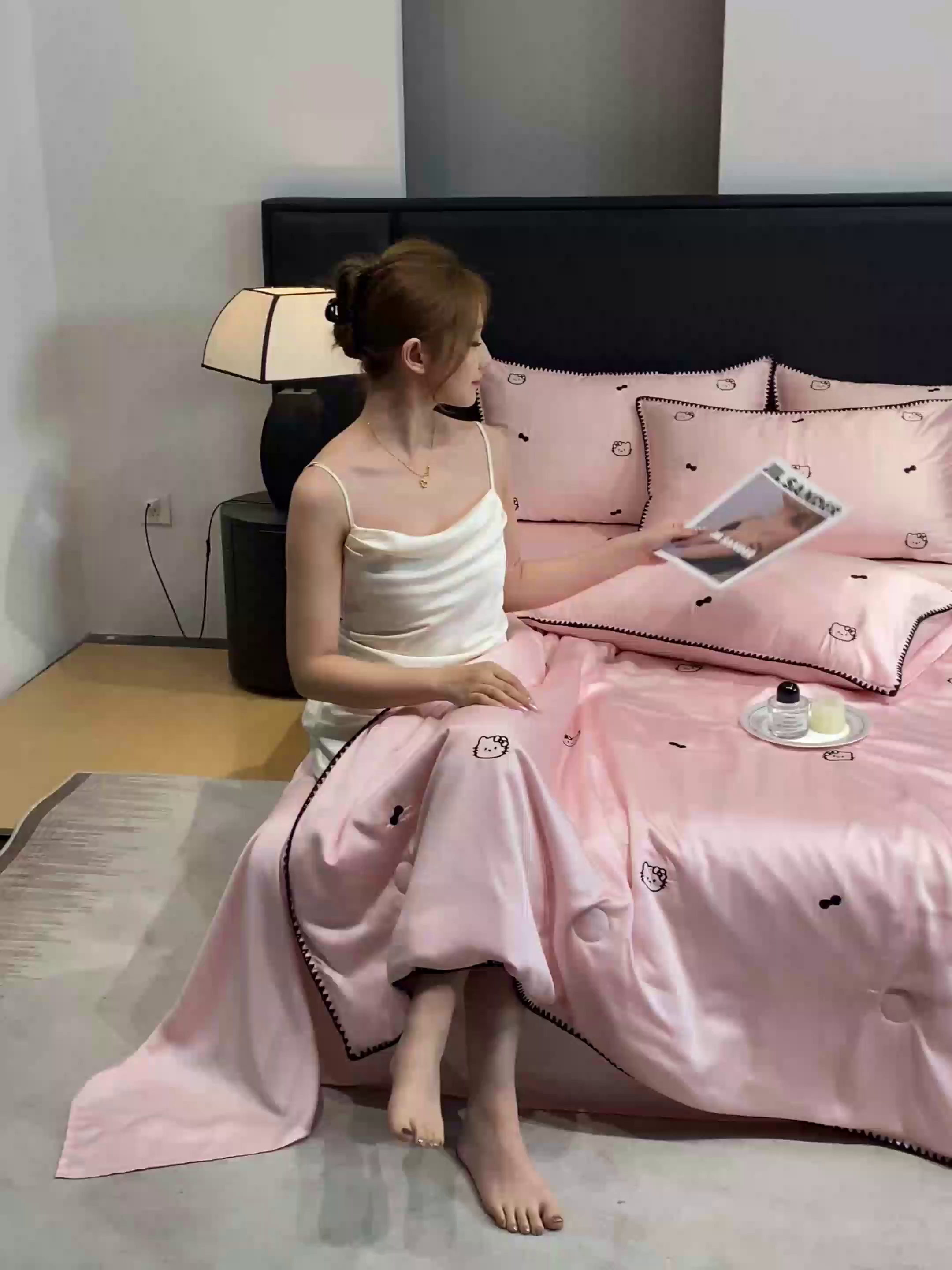 91家纺网 家纺一手货源 找家纺 如一 2026新款水洗冰丝刺绣三角针工艺夏被四件套 可美猫-粉黑