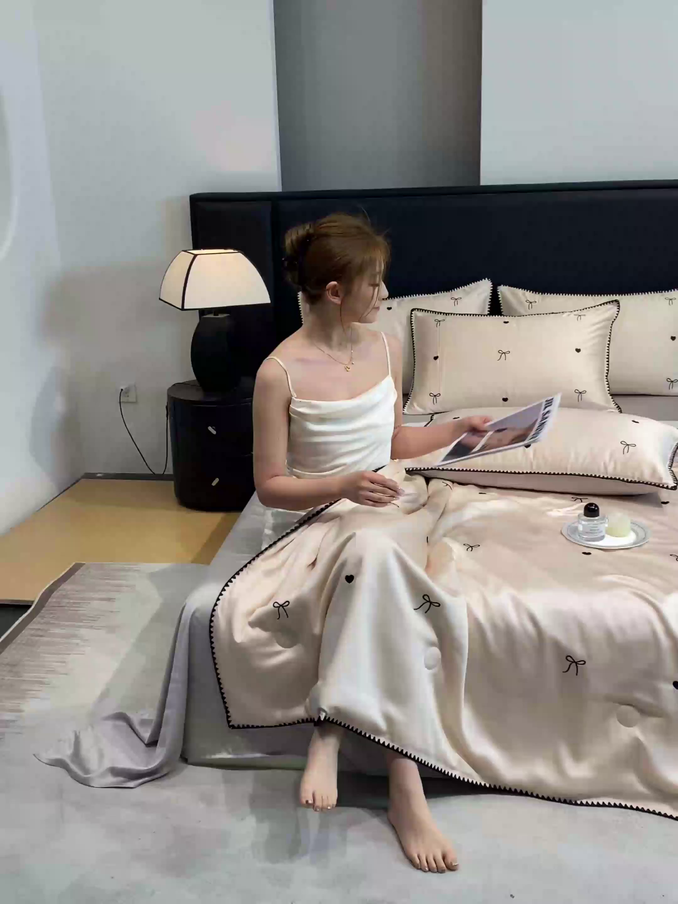 91家纺网 家纺一手货源 找家纺 如一 2026新款水洗冰丝刺绣三角针工艺夏被四件套 爱心结-杏灰