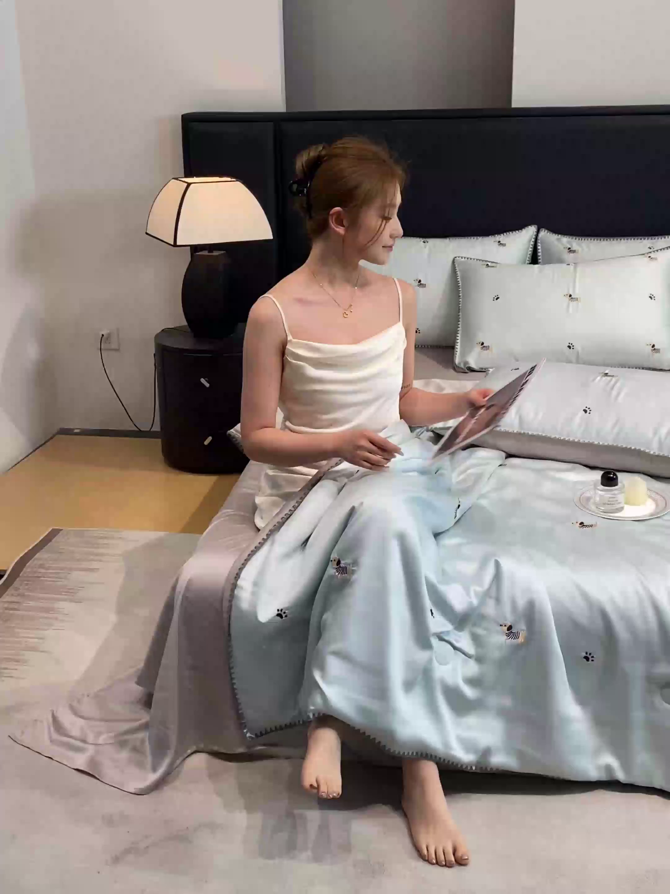 91家纺网 家纺一手货源 找家纺 如一 2026新款水洗冰丝刺绣三角针工艺夏被四件套 腊肠犬-蓝灰